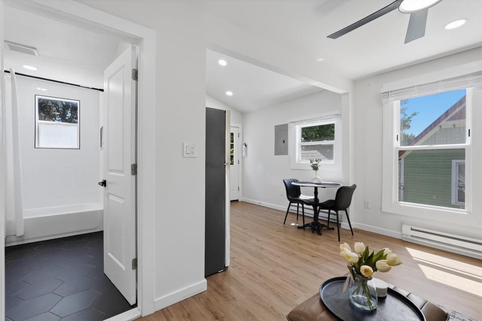 Bathroom, Living room, Photo of the whole room, Dining area, Bath