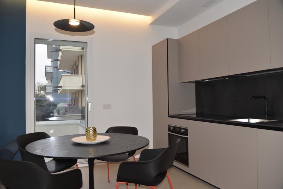 Kitchen or kitchenette, Living room, Seating area, Dining area, oven, pet friendly, stove