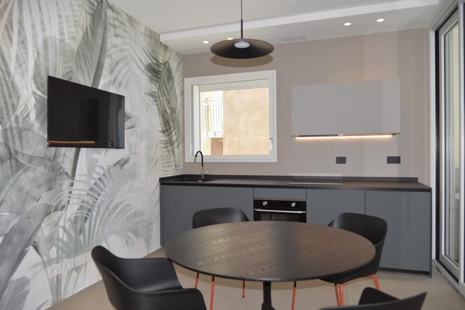 Kitchen or kitchenette, Living room, Seating area, Dining area, stove