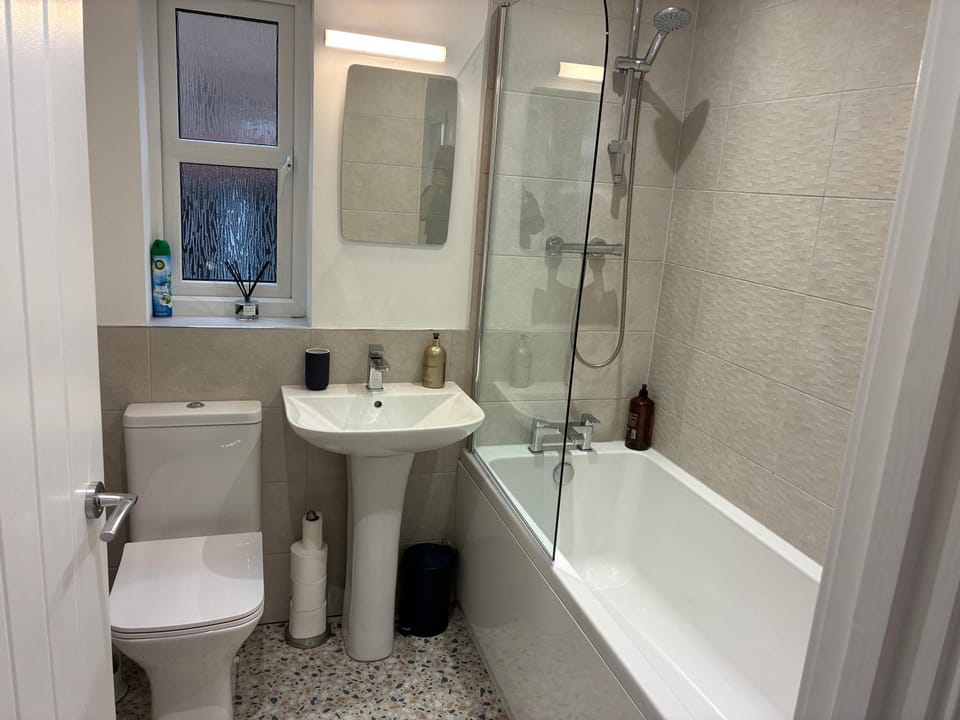 Shower, Toilet, Bathroom, Bath, towels