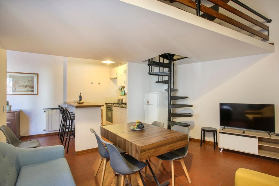 TV and multimedia, Kitchen or kitchenette, Living room, Seating area, Dining area