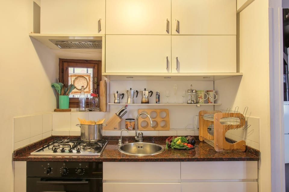 Coffee/tea facilities, Kitchen or kitchenette, stove