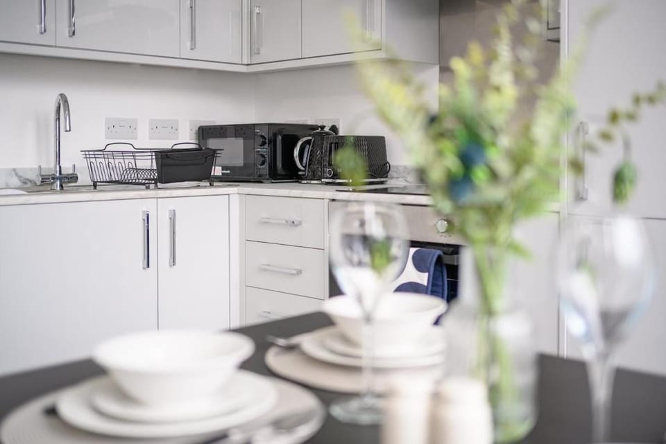 #118 Modern&Cozy Flat in the Heart of Gravesend - 10 mins to New Tavern Fort- Guest for 4 - "Perfect for contractors and Families - Free street Parking" Apartment in Gravesend