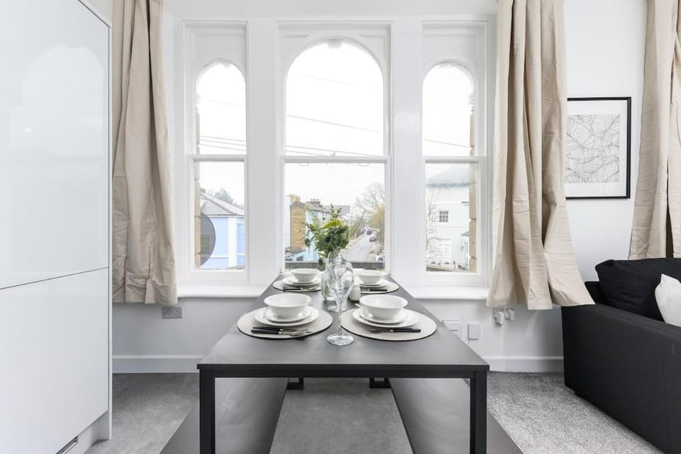 #118 Modern&Cozy Flat in the Heart of Gravesend - 10 mins to New Tavern Fort- Guest for 4 - "Perfect for contractors and Families - Free street Parking" Apartment in Gravesend