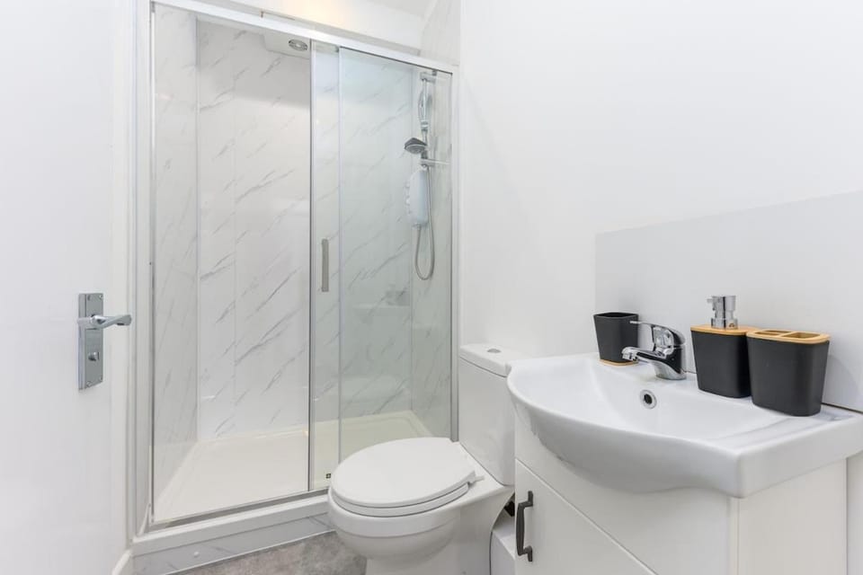 #118 Modern&Cozy Flat in the Heart of Gravesend - 10 mins to New Tavern Fort- Guest for 4 - "Perfect for contractors and Families - Free street Parking" Apartment in Gravesend
