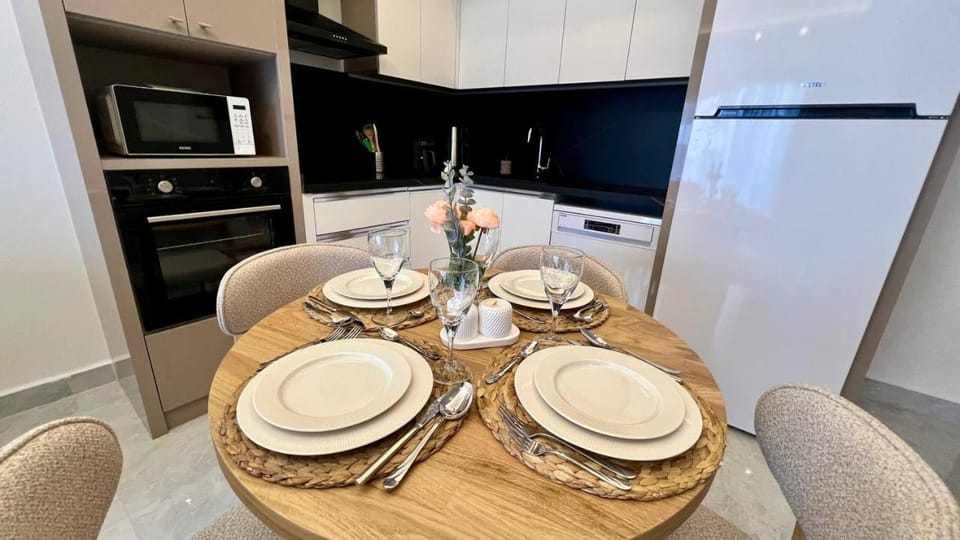 Kitchen or kitchenette, Dining area, dishwasher, microwave, stove