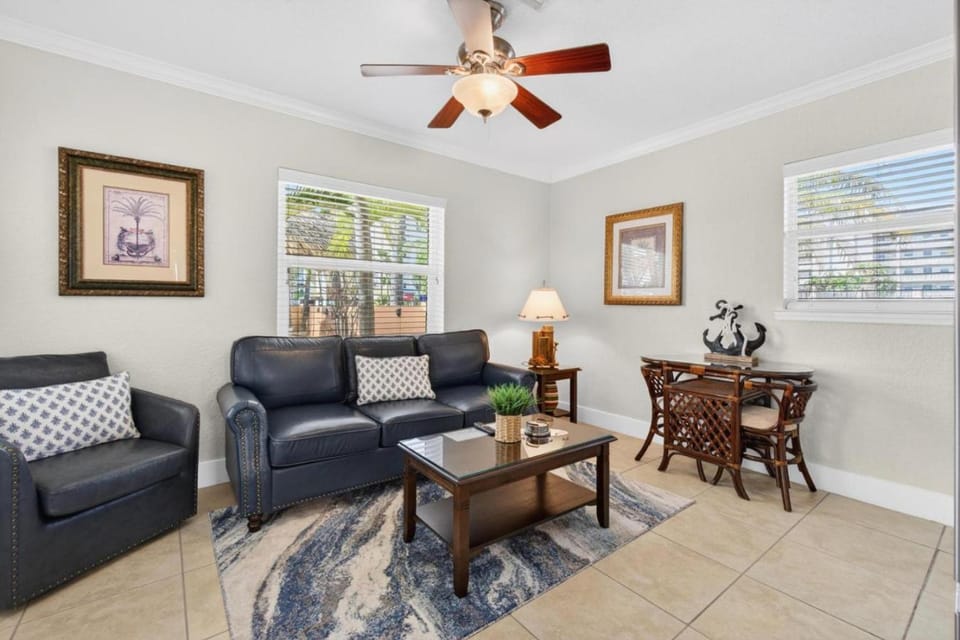 Enjoy Sunny Days by the Pool and Beautiful Sunset Beach Walks at Coconut Villa's Suite 10! Apartment in North Redington Beach