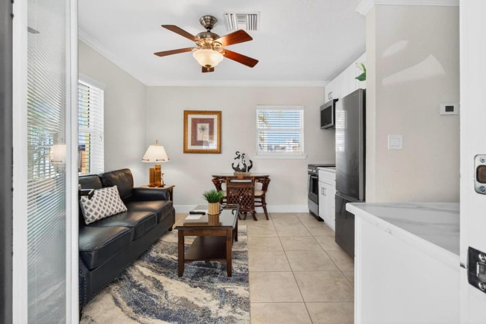 Enjoy Sunny Days by the Pool and Beautiful Sunset Beach Walks at Coconut Villa's Suite 10! Apartment in North Redington Beach