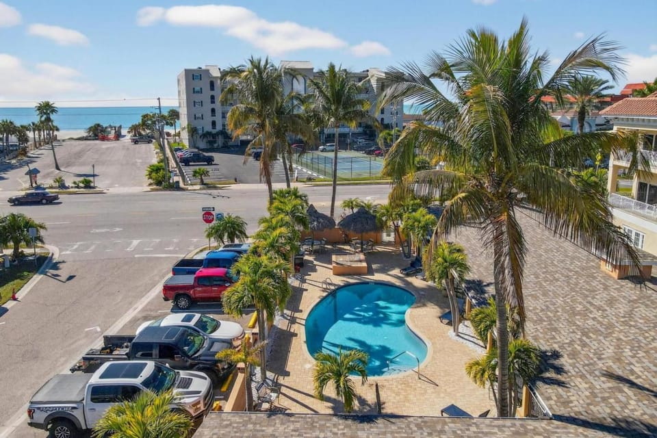 Enjoy Sunny Days by the Pool and Beautiful Sunset Beach Walks at Coconut Villa's Suite 10! Apartment in North Redington Beach