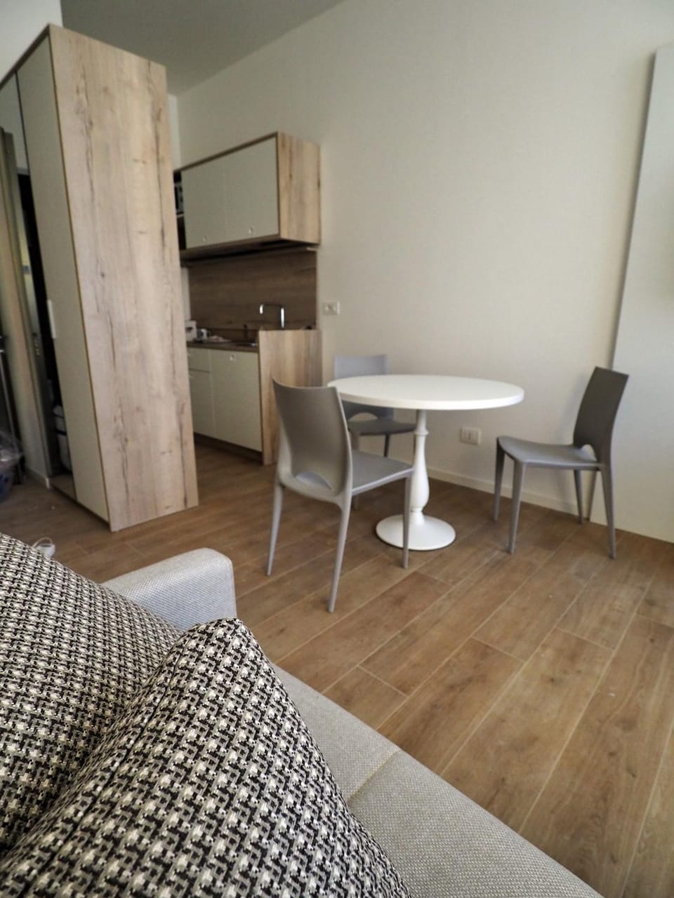 Kitchen or kitchenette, Living room, Seating area, Dining area