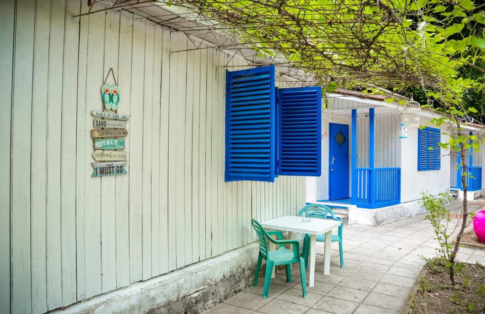 Property building, Patio, Spring, Day, Garden, Garden view
