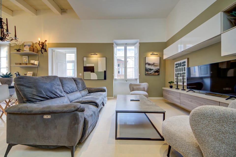 Communal lounge/ TV room, TV and multimedia, Living room, Seating area, Evening entertainment