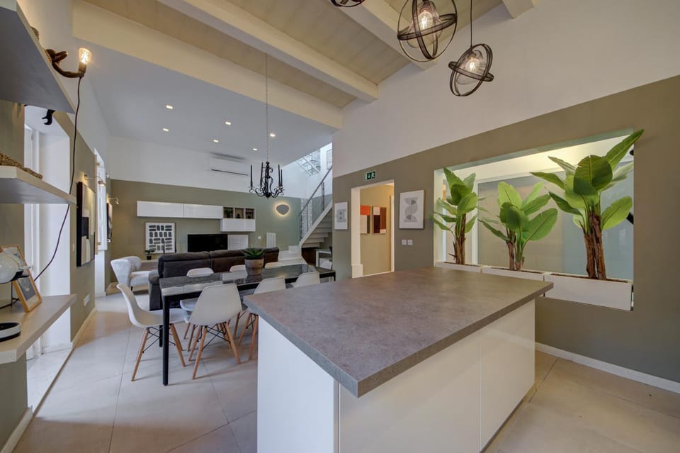 Kitchen or kitchenette, Living room, Seating area, Dining area, minibar, stove