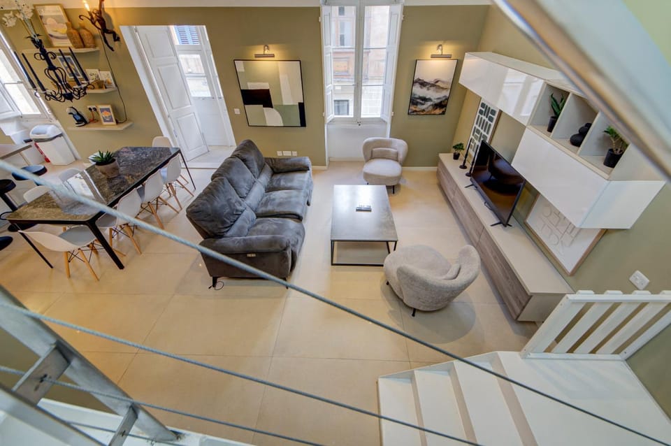 TV and multimedia, Kitchen or kitchenette, Living room, Seating area, Dining area