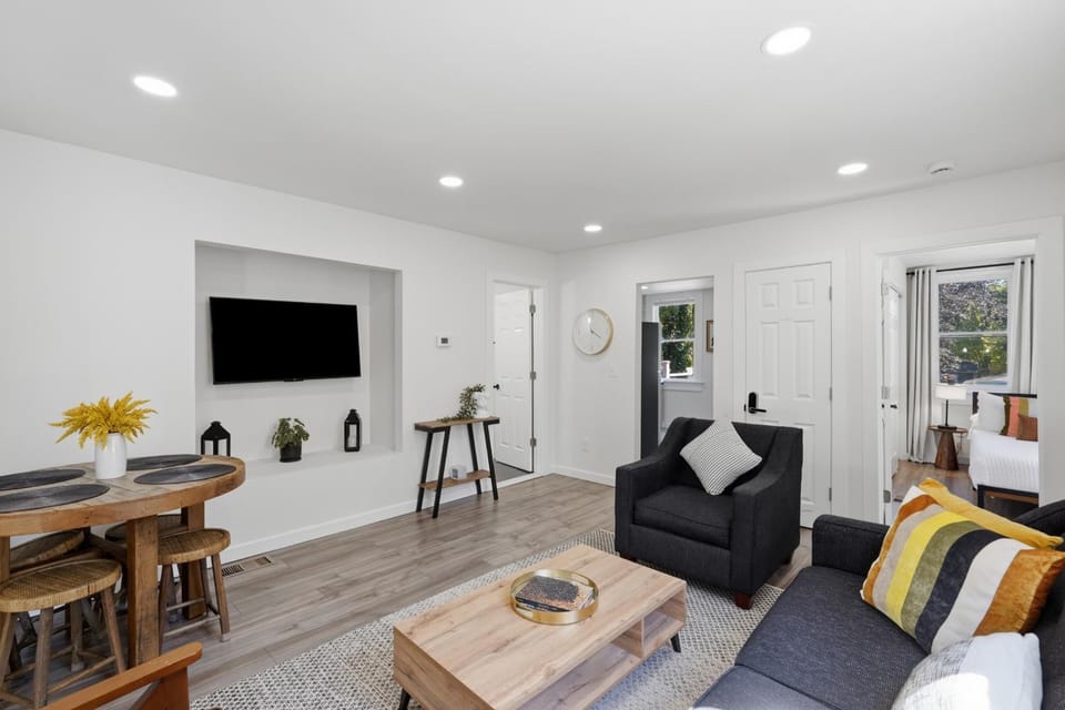 TV and multimedia, Living room, Photo of the whole room, Seating area, Dining area