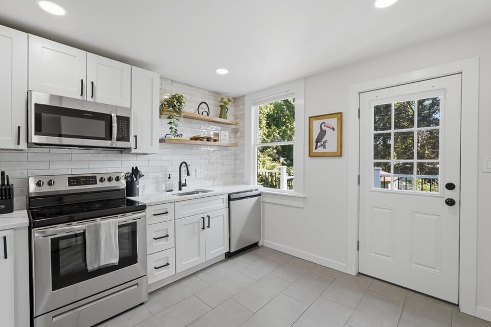 Kitchen or kitchenette, Garden view