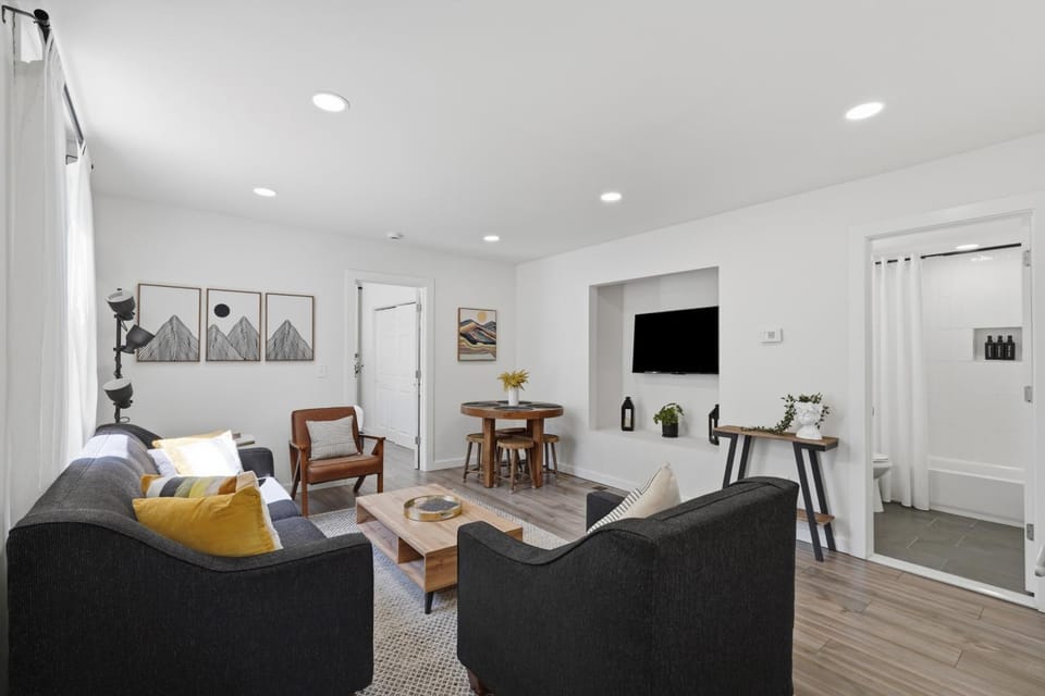 Bathroom, TV and multimedia, Living room, Seating area, Dining area