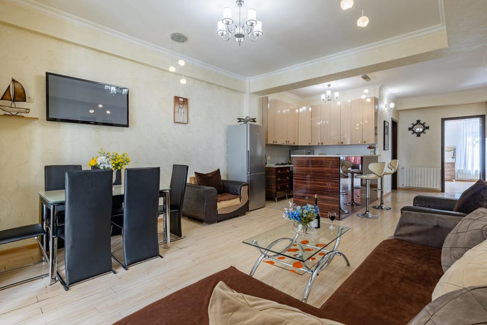 TV and multimedia, Kitchen or kitchenette, Living room, Seating area, Dining area, oven