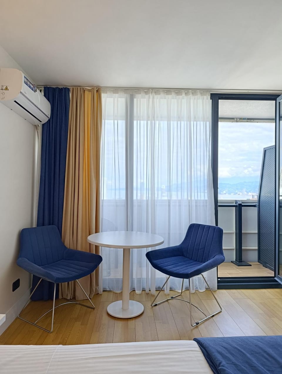 Bed, TV and multimedia, Living room, Photo of the whole room, Seating area, Dining area, Bedroom, internet, wardrobe, air conditioner