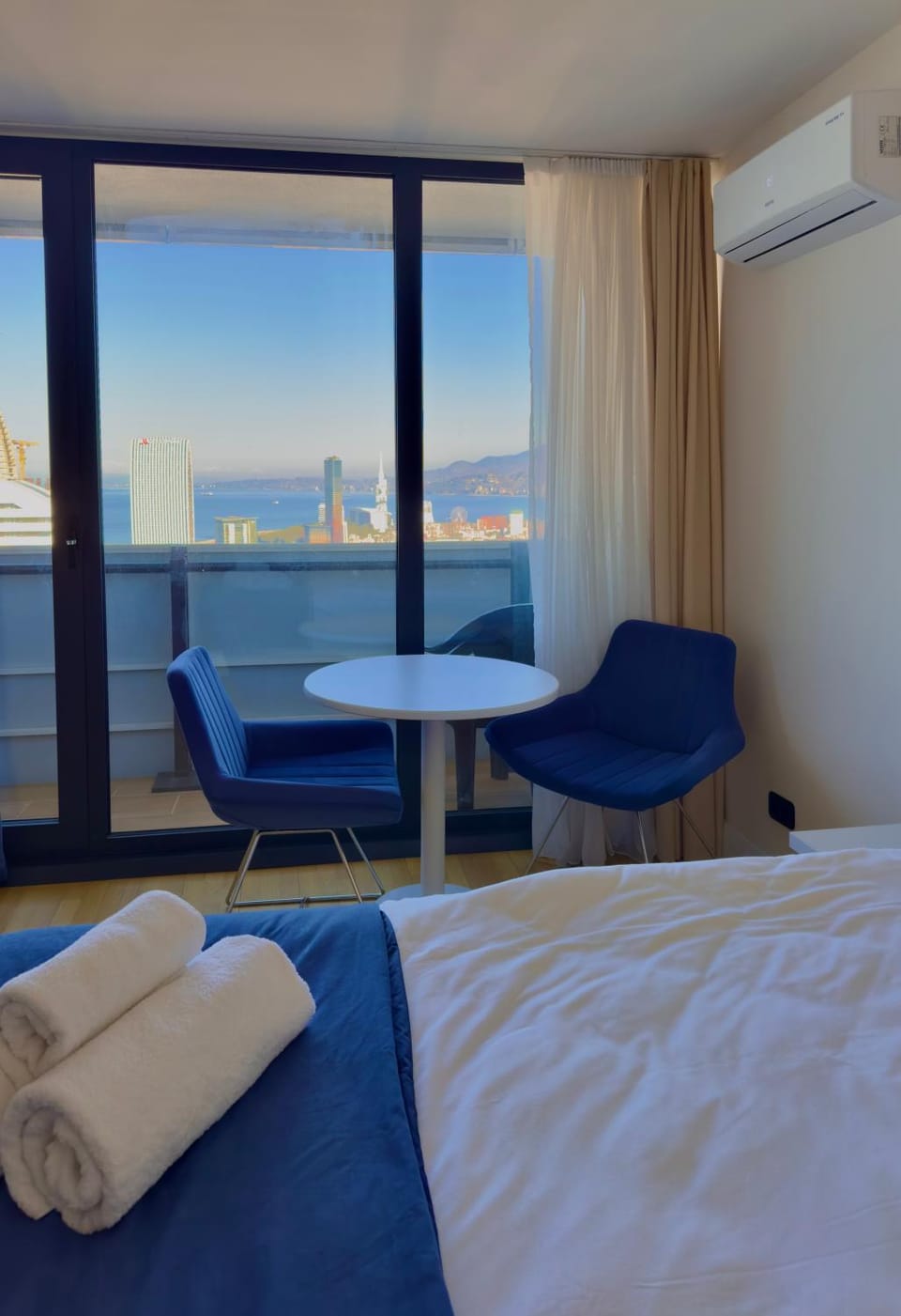 Bed, Natural landscape, Balcony/Terrace, Living room, Photo of the whole room, Seating area, Dining area, Bedroom, towels, air conditioner