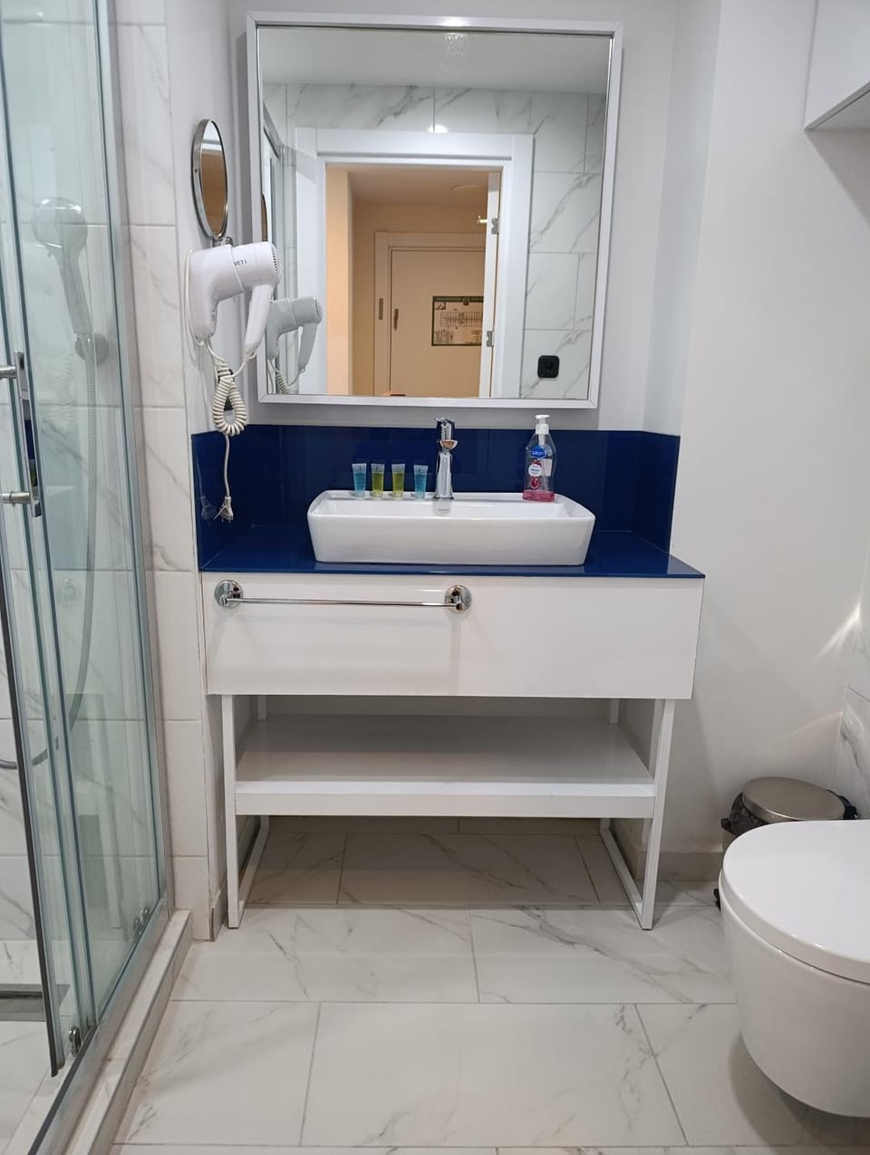 Toilet, Bathroom, towels