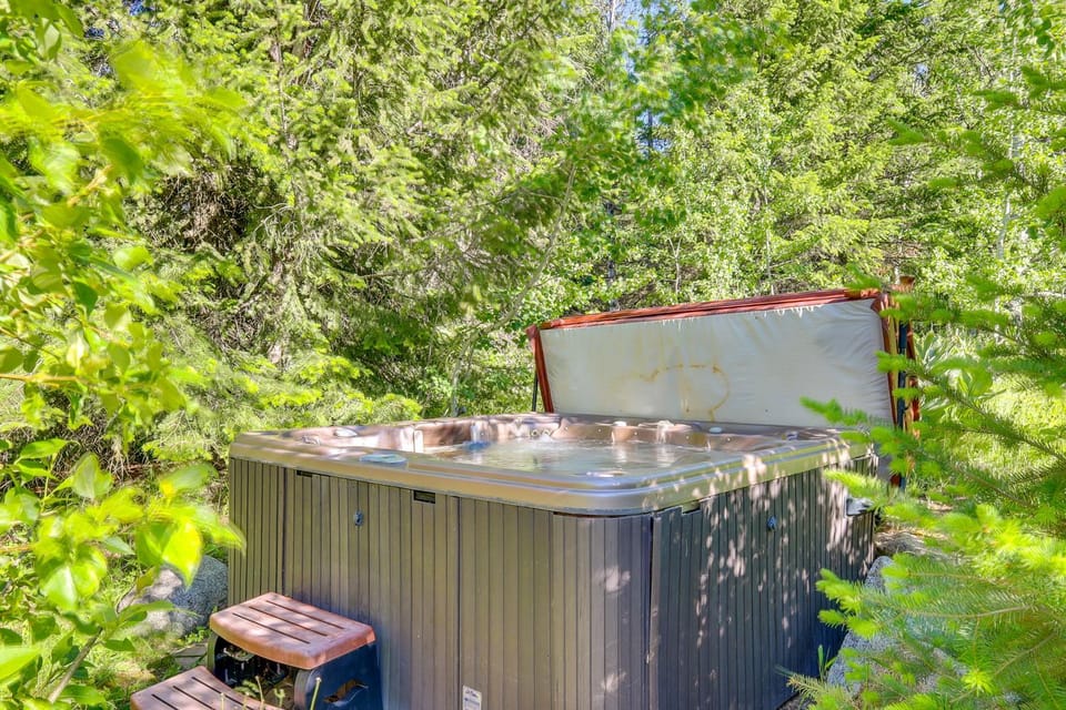 Ski-In/Ski-Out! Mtn-View Donnelly Home w/ Hot Tub House in Valley County