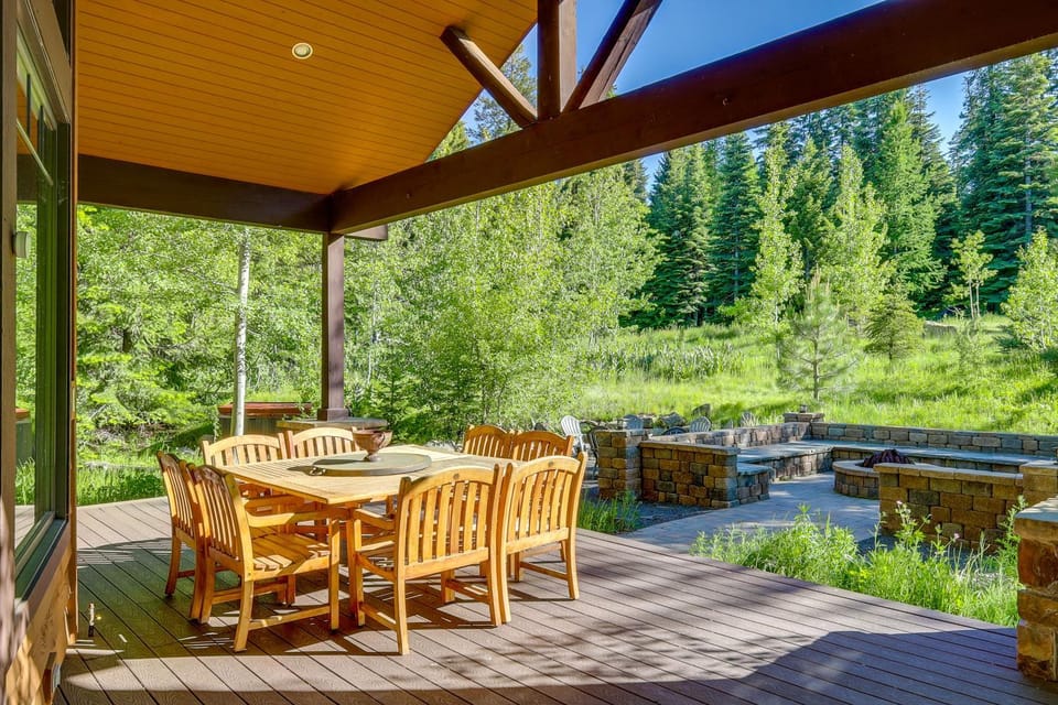 Ski-In/Ski-Out! Mtn-View Donnelly Home w/ Hot Tub House in Valley County