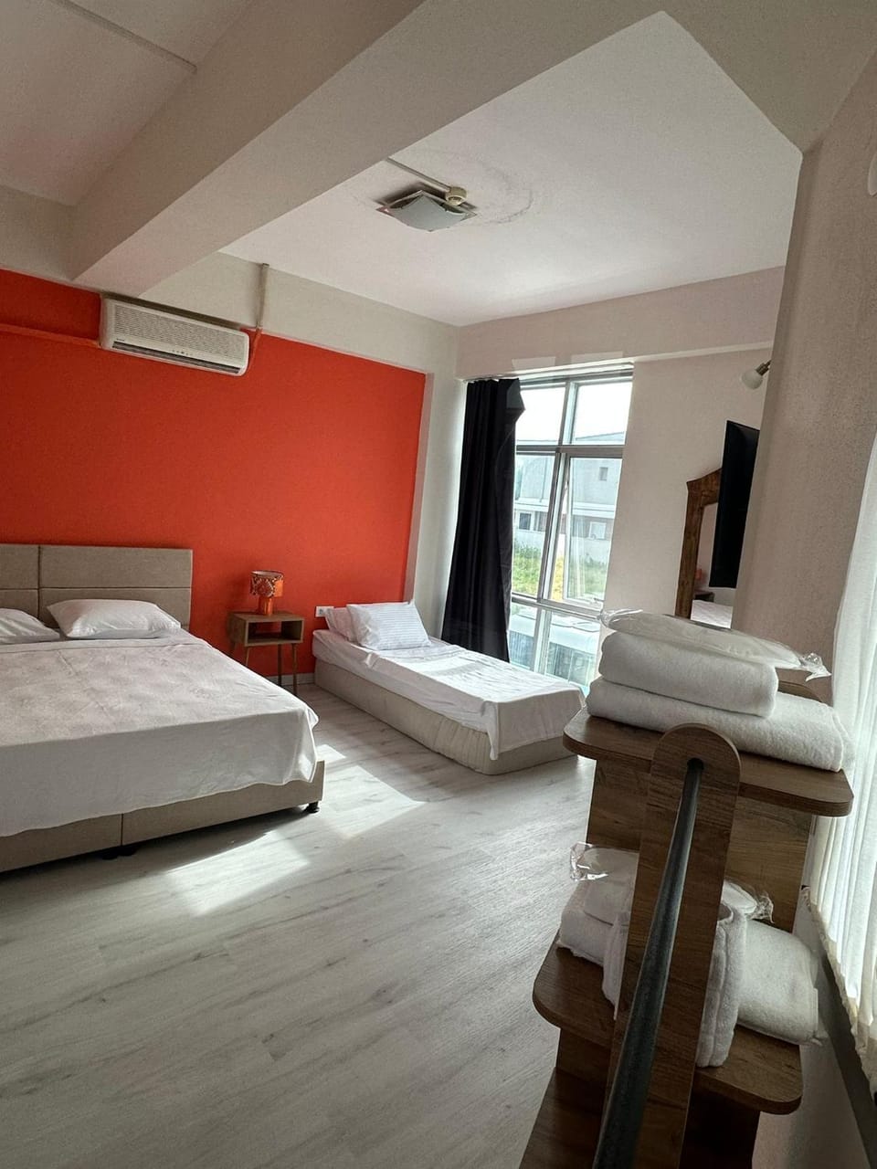 Bed, TV and multimedia, Photo of the whole room, Bedroom, towels, air conditioner