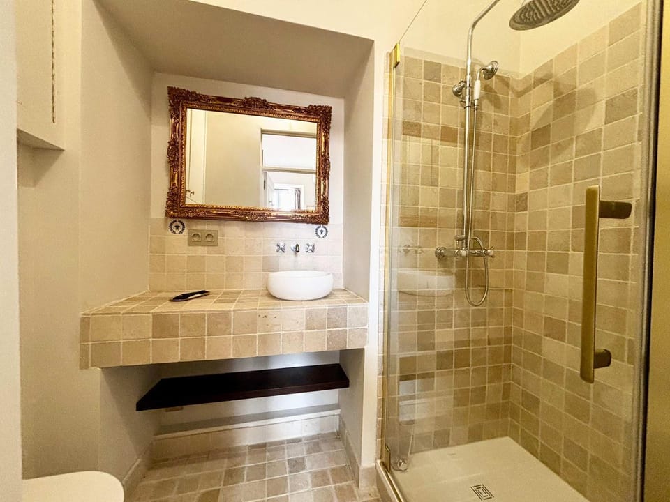 Shower, Toilet, Bathroom, towels