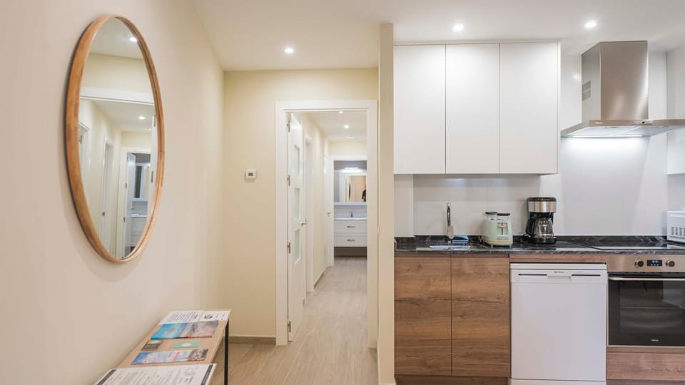 Kitchen or kitchenette, dishwasher, oven