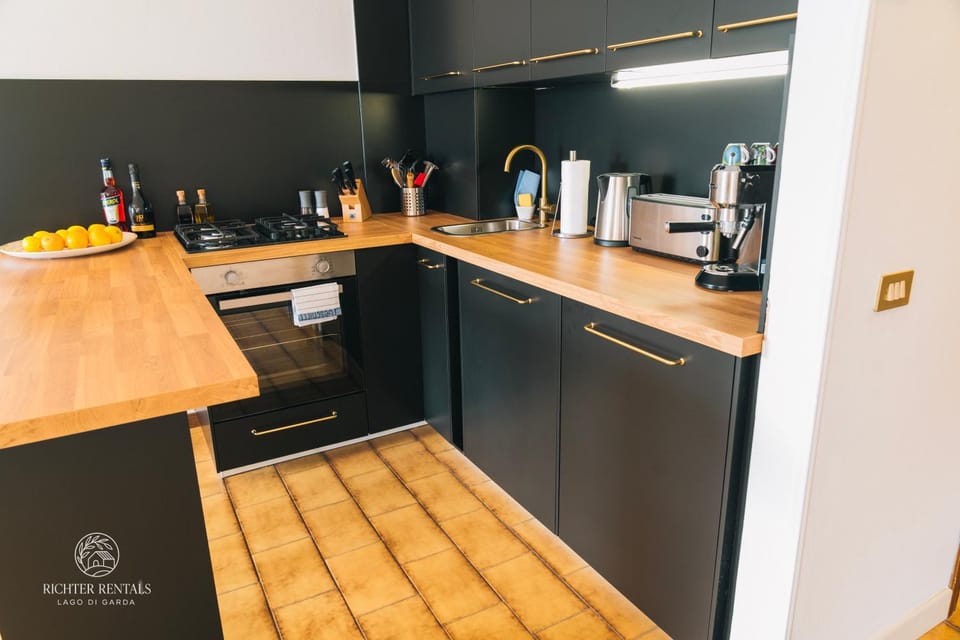 Coffee/tea facilities, Kitchen or kitchenette, stove