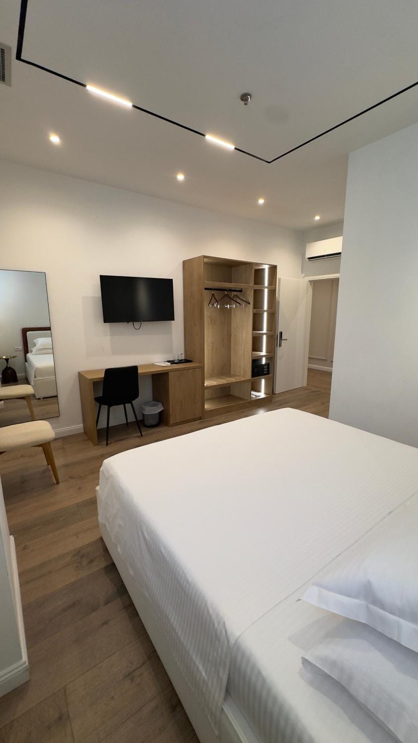Bed, TV and multimedia, Photo of the whole room, Bedroom, wardrobe
