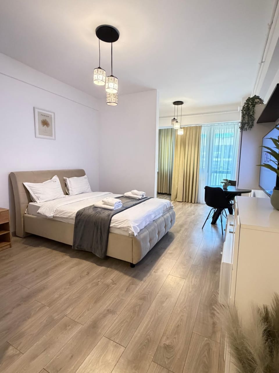 Bed, TV and multimedia, Photo of the whole room, Bedroom, towels