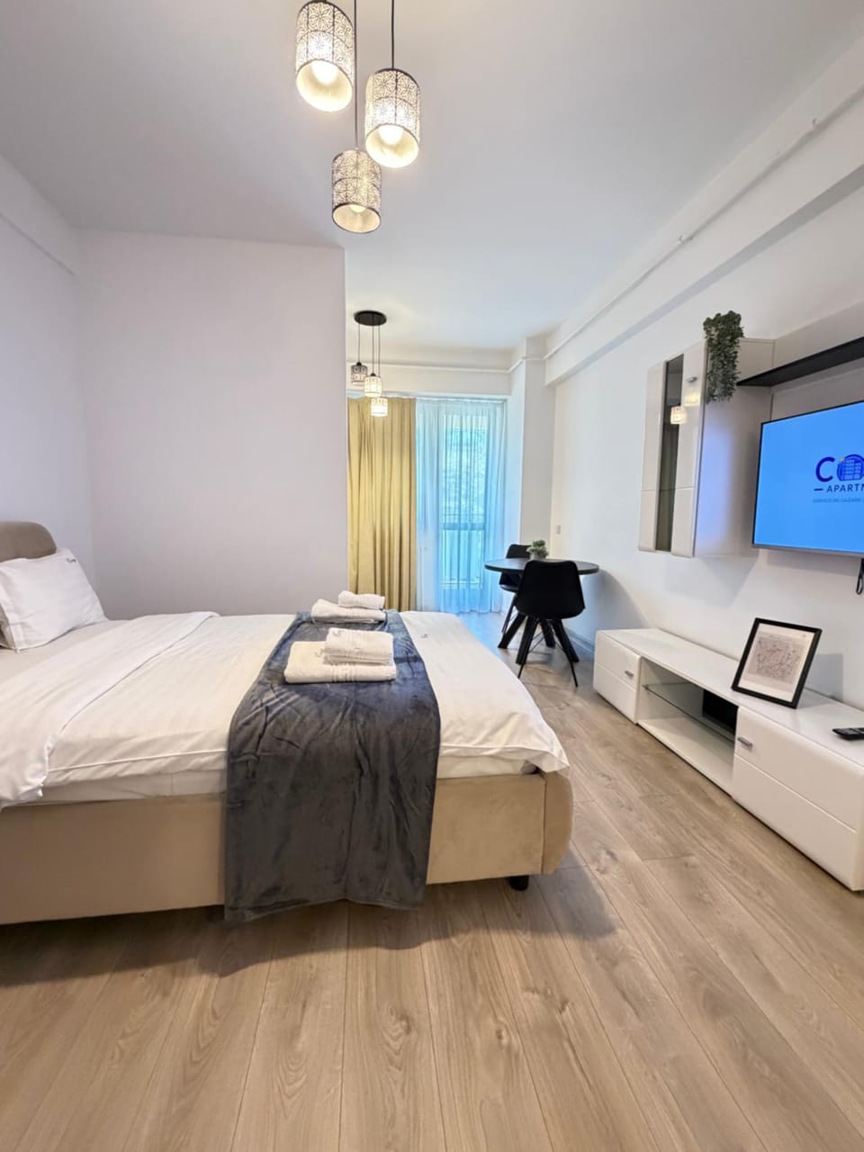 Bed, TV and multimedia, Bedroom, towels