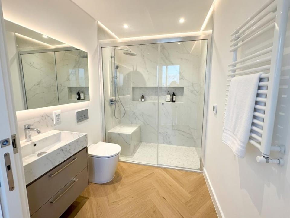 Shower, Toilet, Bathroom, towels