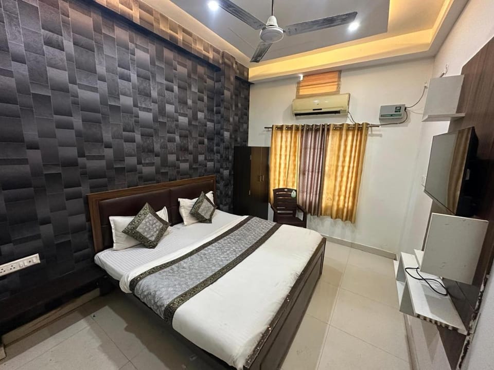 Hotel Lake view Apartment in Varanasi