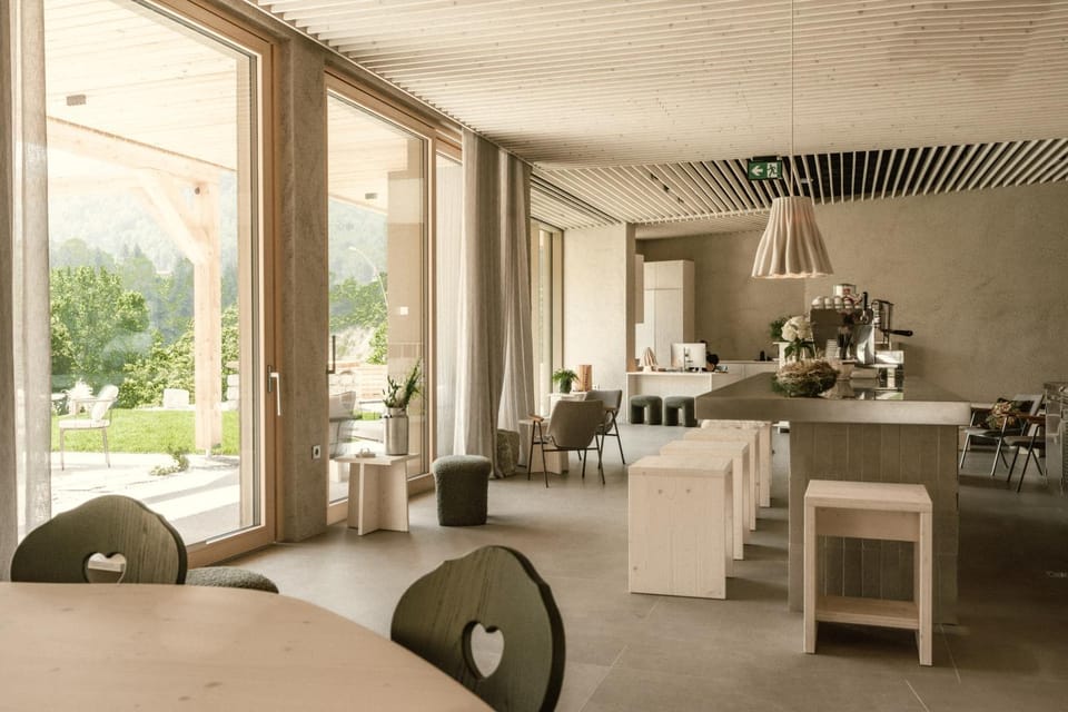 Restaurant/places to eat, Coffee/tea facilities, Food and drinks, Seating area, Dining area