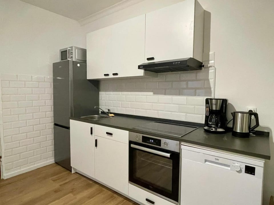 Kitchen or kitchenette, microwave, kitchen