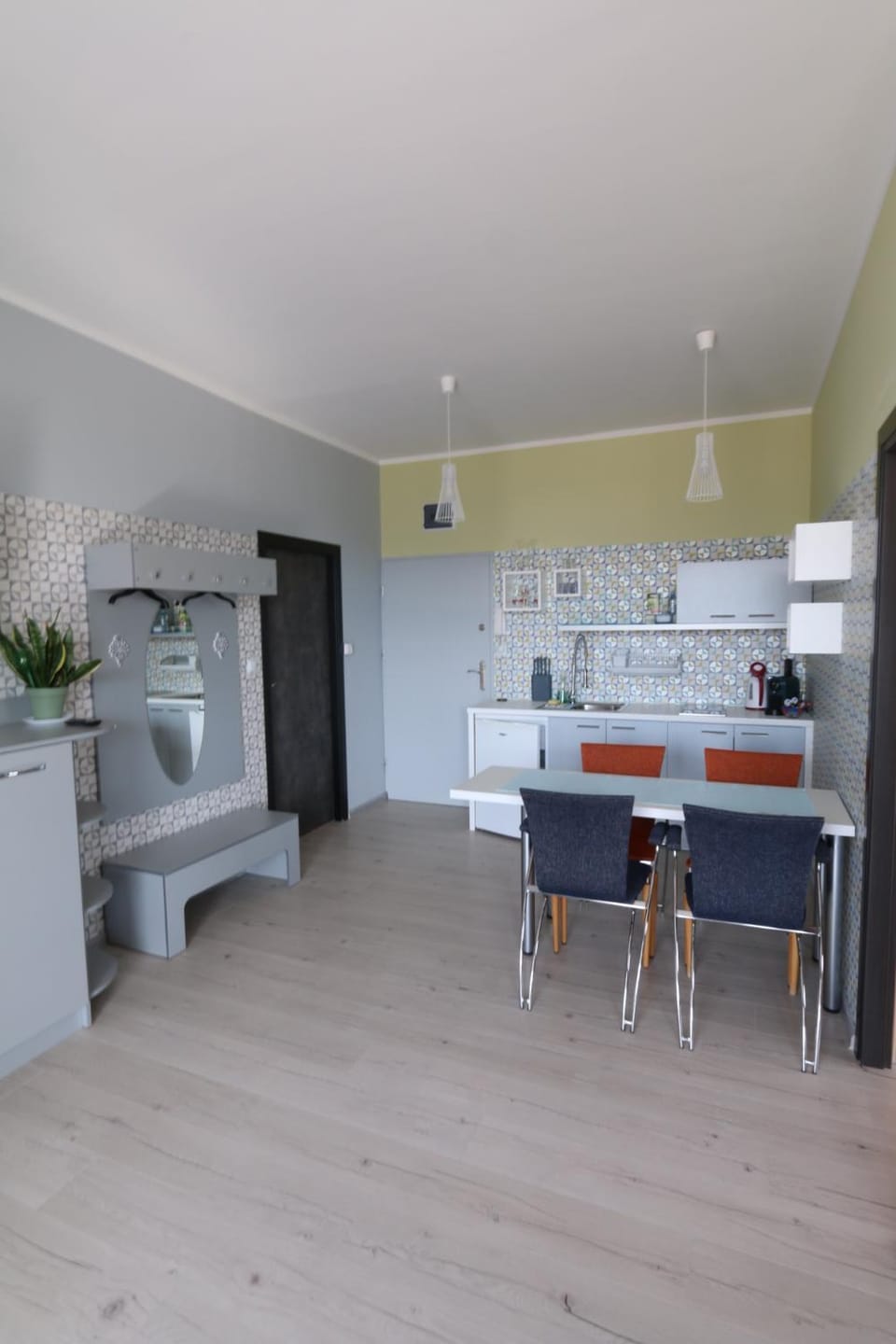 Dining area, oven, stove