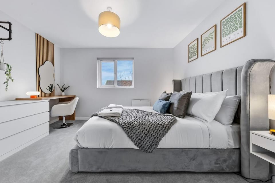 2BR - Newly Refurbished - Free Parking Villa in Crawley