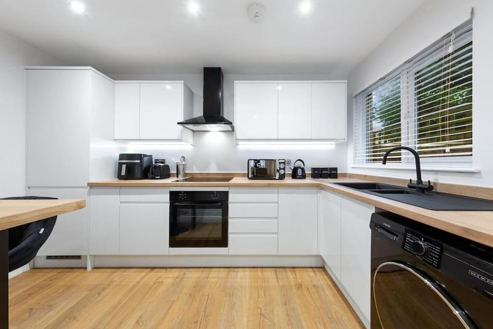 2BR - Newly Refurbished - Free Parking Villa in Crawley
