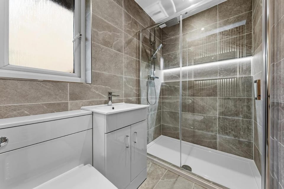 2BR - Newly Refurbished - Free Parking Villa in Crawley