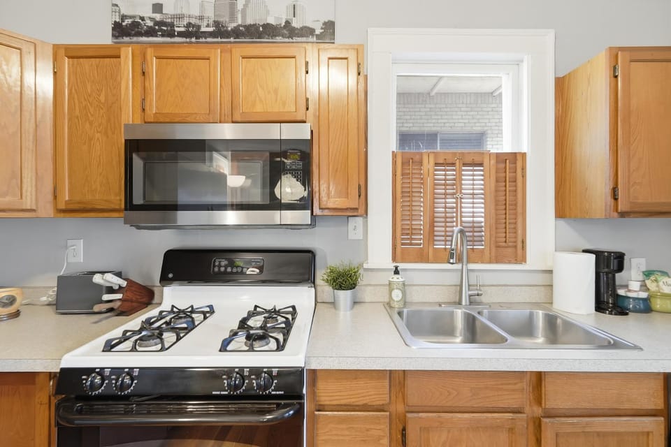 Coffee/tea facilities, Kitchen or kitchenette, microwave, oven, kitchen
