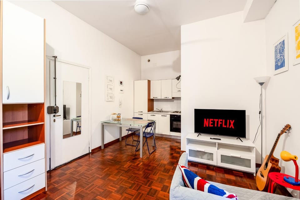 TV and multimedia, Kitchen or kitchenette, Decorative detail, Decorative detail, Lunch, Lunch