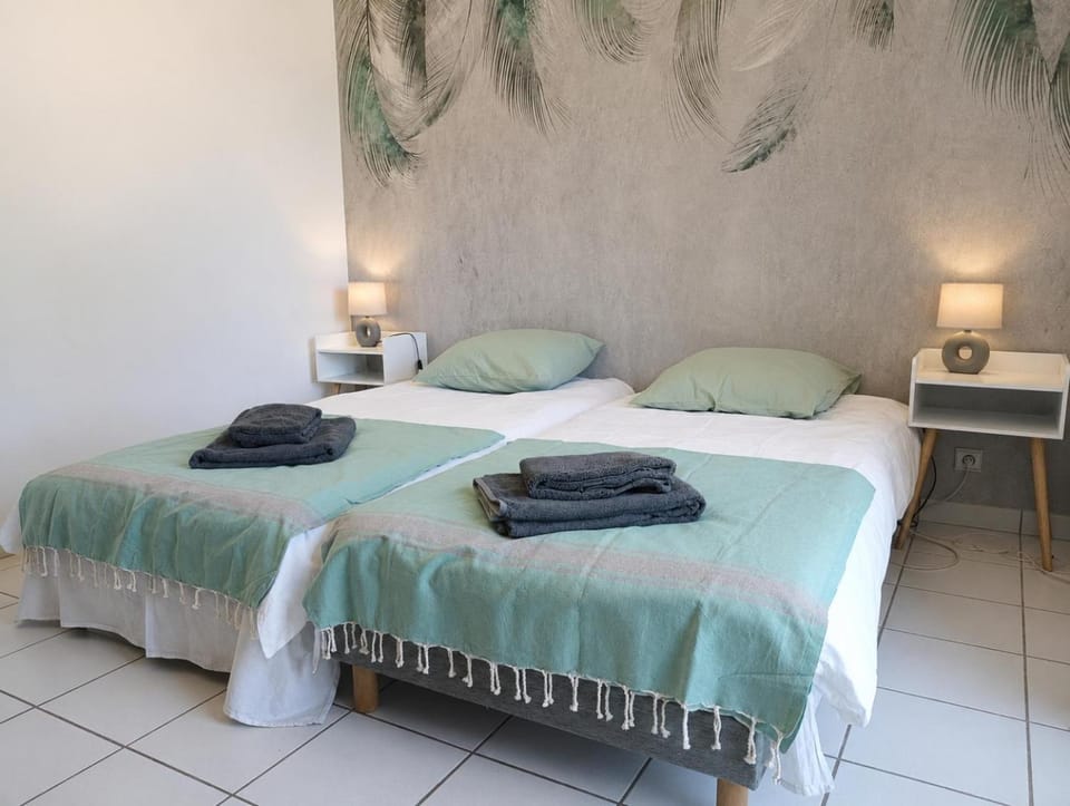 Bedroom, towels