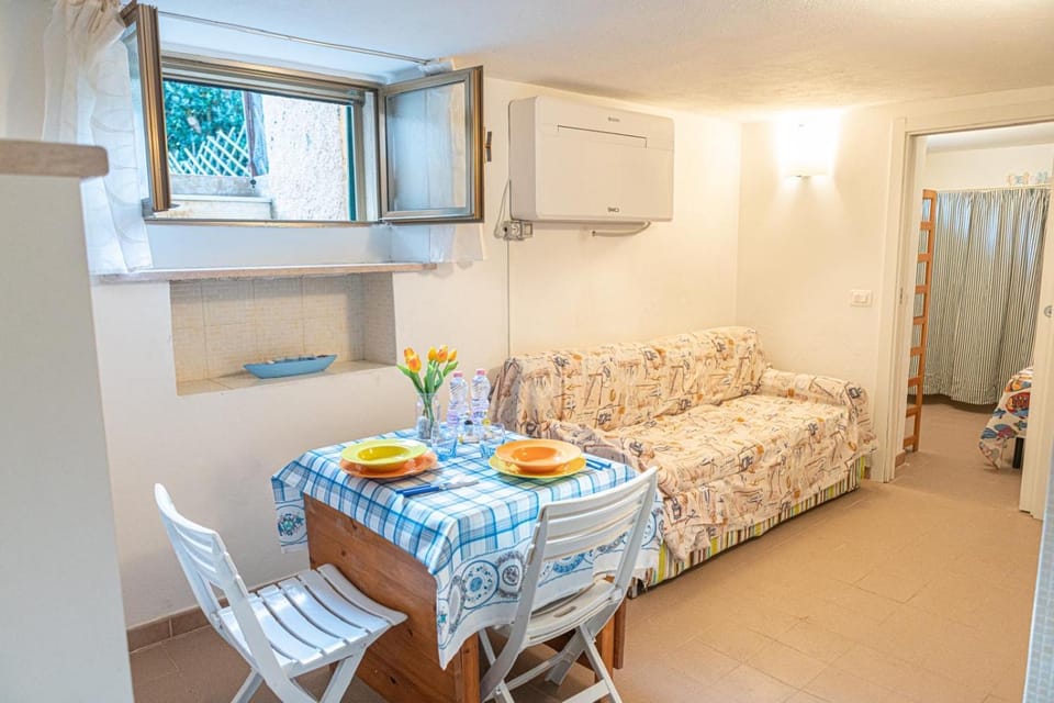 Living room, Dining area, air conditioner