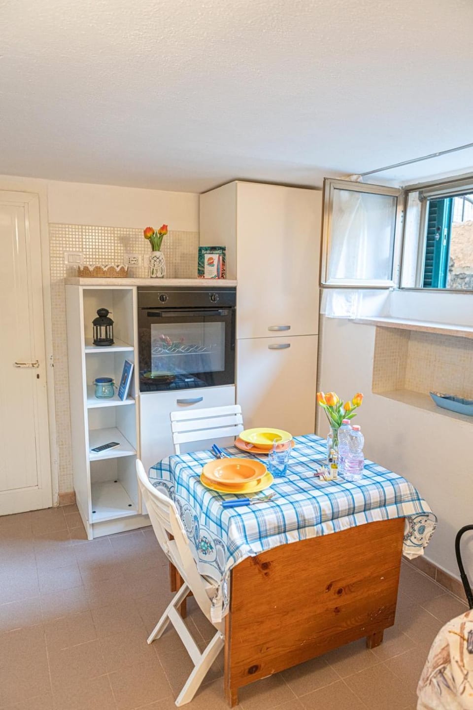 Living room, Dining area, oven