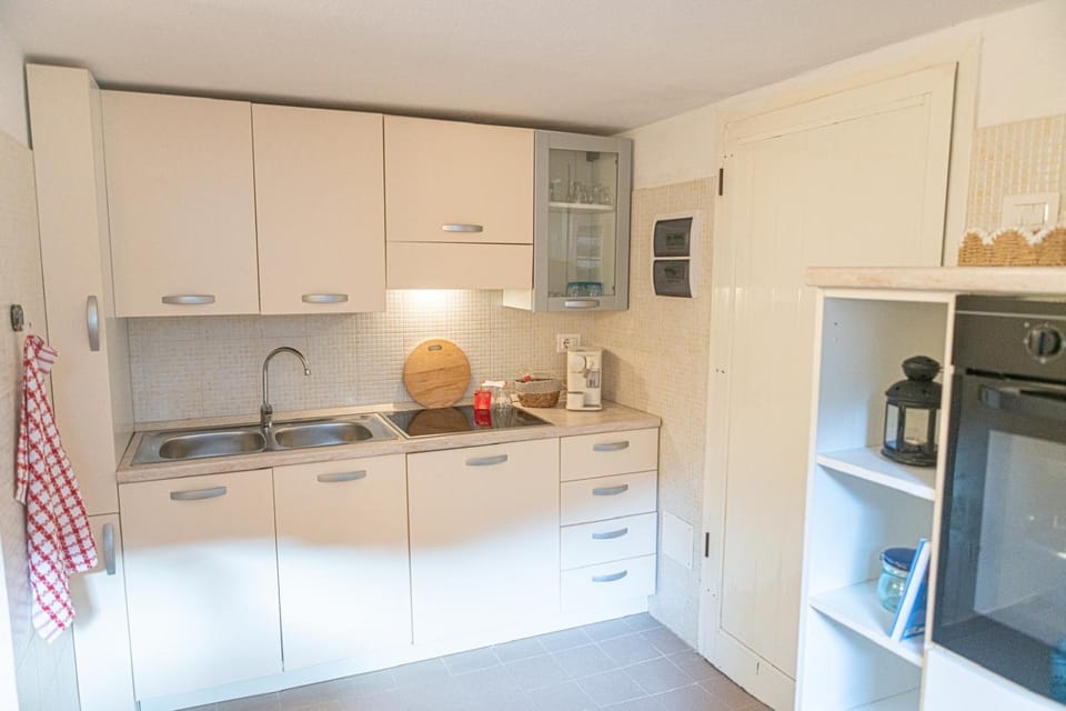 Coffee/tea facilities, Kitchen or kitchenette, oven