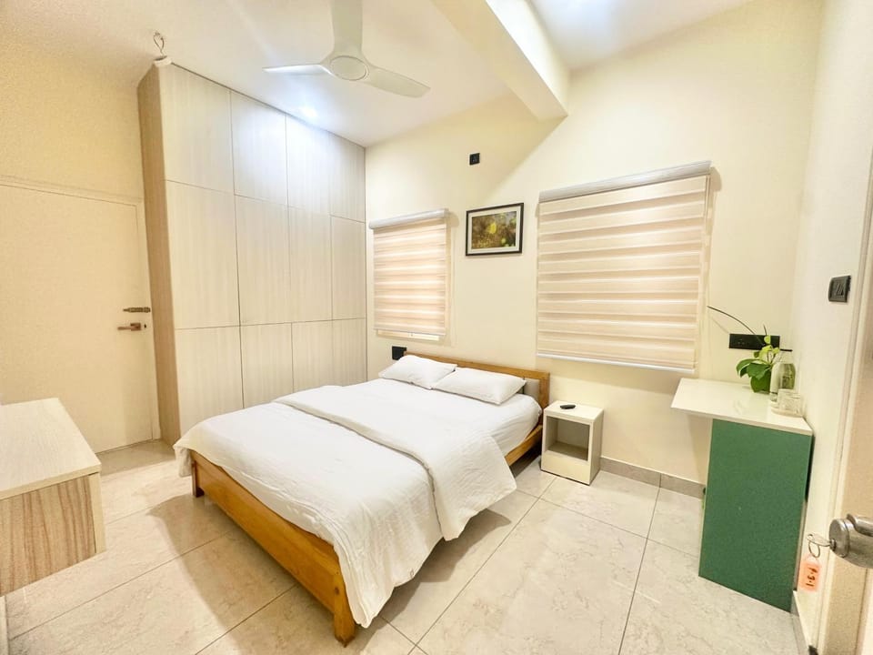Photo of the whole room, Bedroom, wardrobe