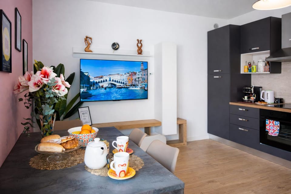 Coffee/tea facilities, Kitchen or kitchenette, Dining area, Food, stove, toaster